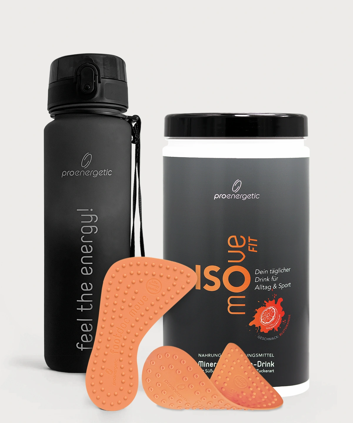 Schwarze Trinkflasche Pure Move neben ISOmove Fit Dose und zwei orangefarbenen Einlegesohlen auf hellem Hintergrund.