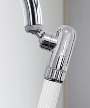 AERO Vital Wasserhahnaufsatz aus verchromtem Metall mit gerichteter Wasserstrahlfunktion, montiert an einem Küchenwasserhahn in Nahaufnahme