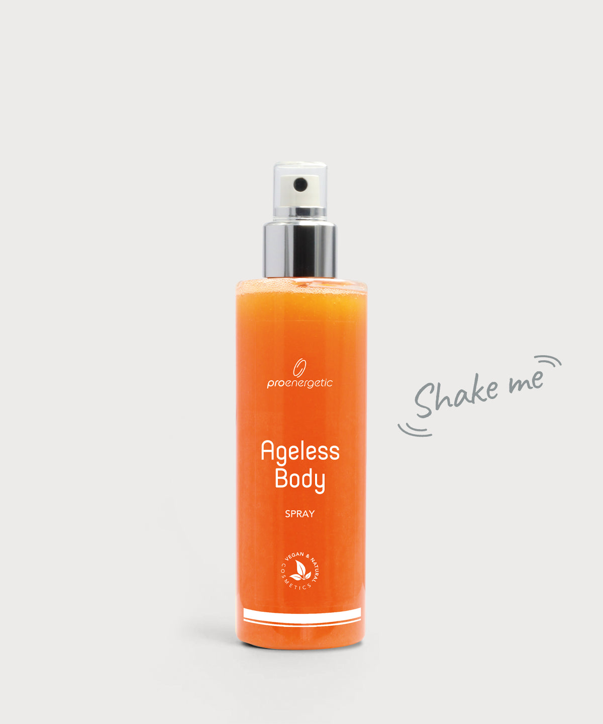 Ageless Body Spray: transparente Sprühflasche mit silbernem Pumpkopf, gefüllt mit orangefarbener Flüssigkeit, Frontansicht mit Produktname „Ageless Body Spray“ und dem Hinweis „Shake me“ daneben, vor hellem Hintergrund.