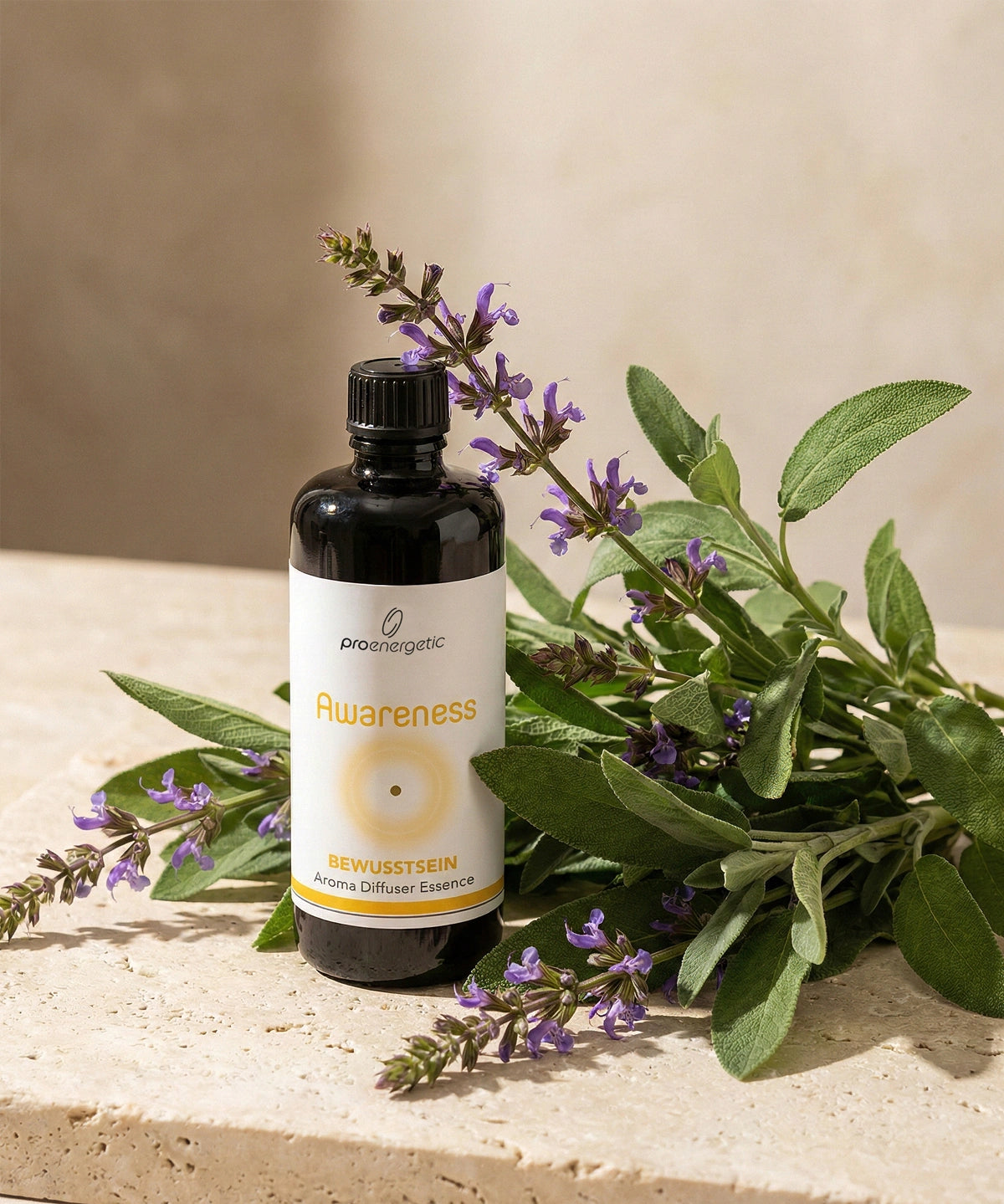 Aroma Diffuser Essence Awareness in dunkler Glasflasche mit Etikett, platziert neben frischem echtem Salbei mit violetten Blüten