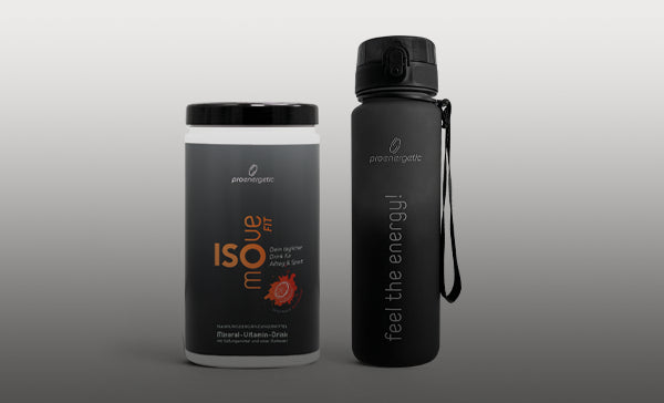 Isomove Dose und schwarze ProEnergetic Pure Move Sport Trinkflasche als Bundle nebeneinander auf hellem Hintergrund