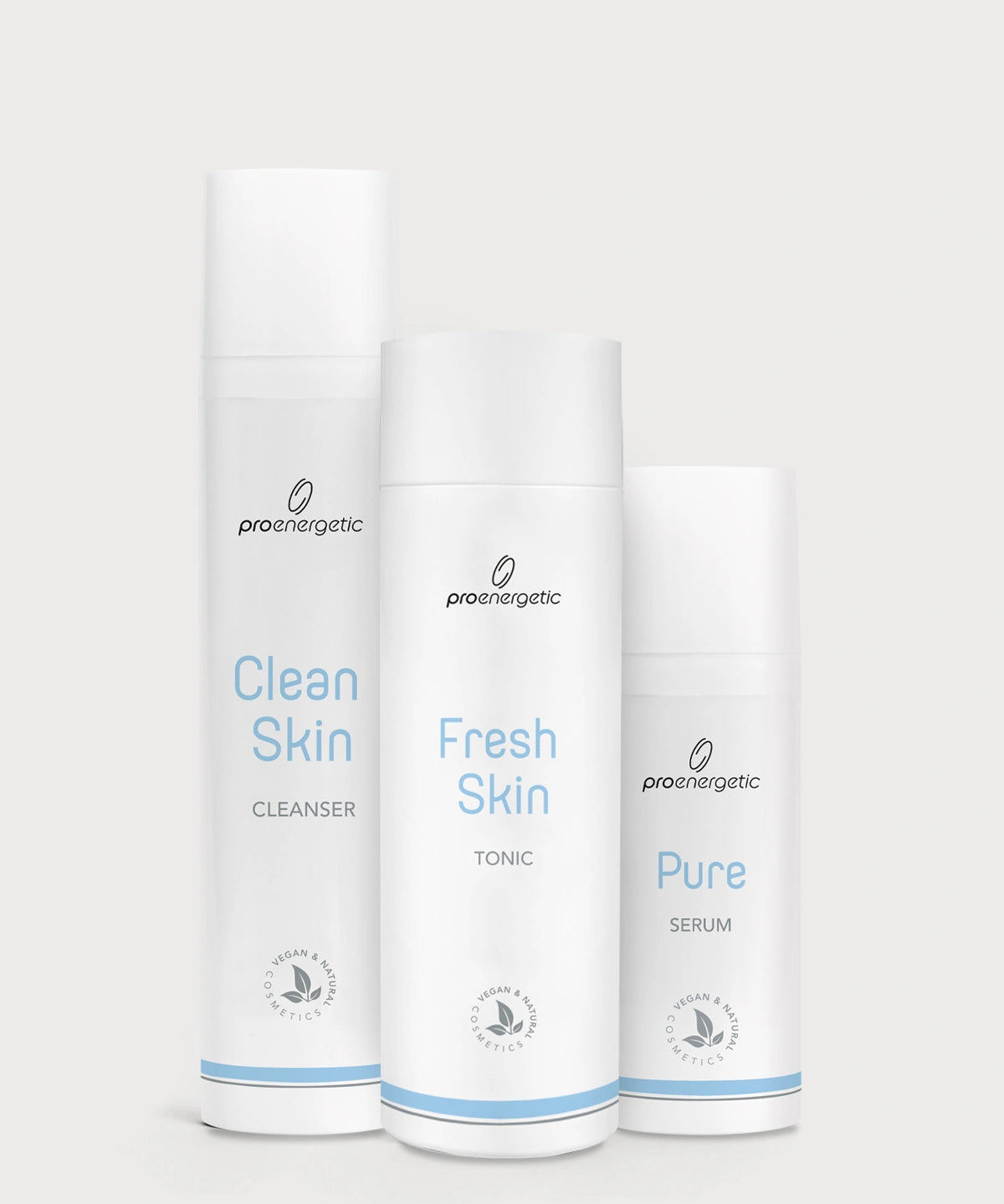 Drei weiße Tuben Clean Skin Cleanser, Fresh Skin Tonic und Pure Serum von ProEnergetic nebeneinander auf hellem Hintergrund.