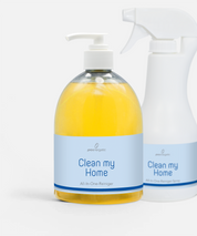 Clean my Home All-in-One Reiniger in transparenter Pumpflasche mit gelbem Inhalt, daneben Sprayflasche auf hellem Hintergrund