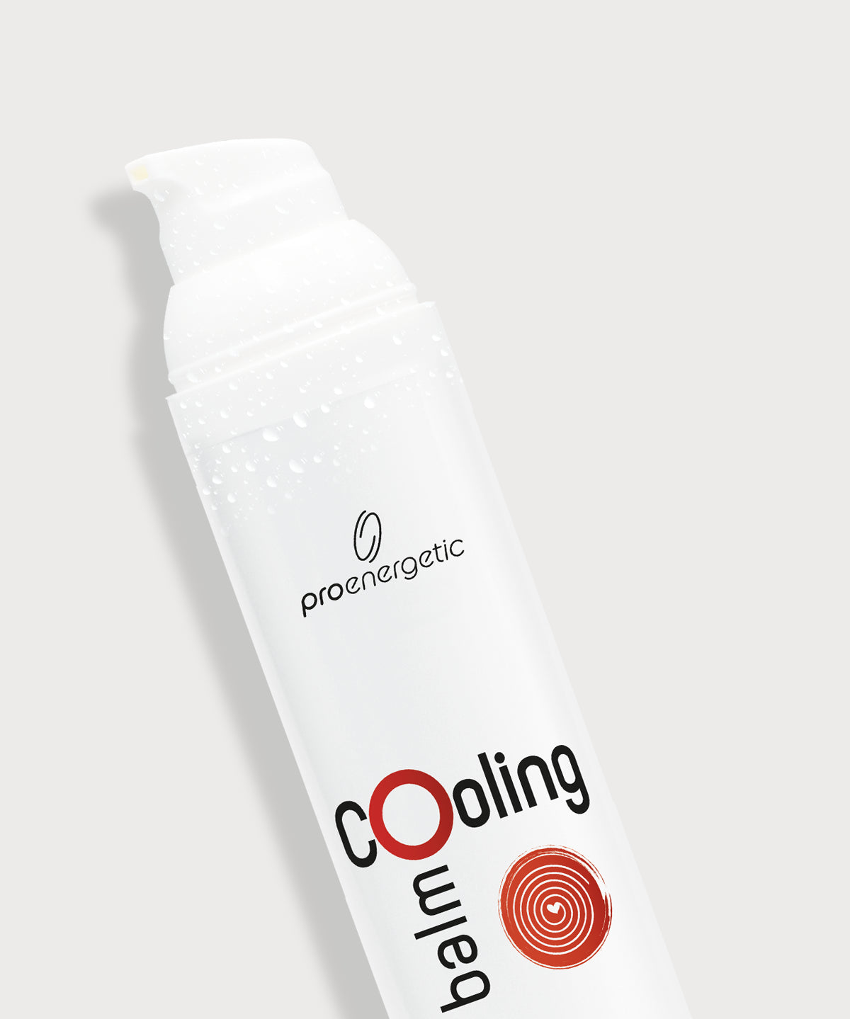 Detailaufnahme des Cooling Balm von ProEnergetic: weiße Pumpflasche mit sichtbaren Wassertropfen auf der Oberfläche, schräg dargestellt vor hellem Hintergrund, Logo und rotes Spiralsymbol gut erkennbar.