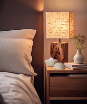 Dormea Kugel von ProEnergetic geöffnet auf Nachttisch neben Lampe, Buch und Vase im Schlafzimmer.