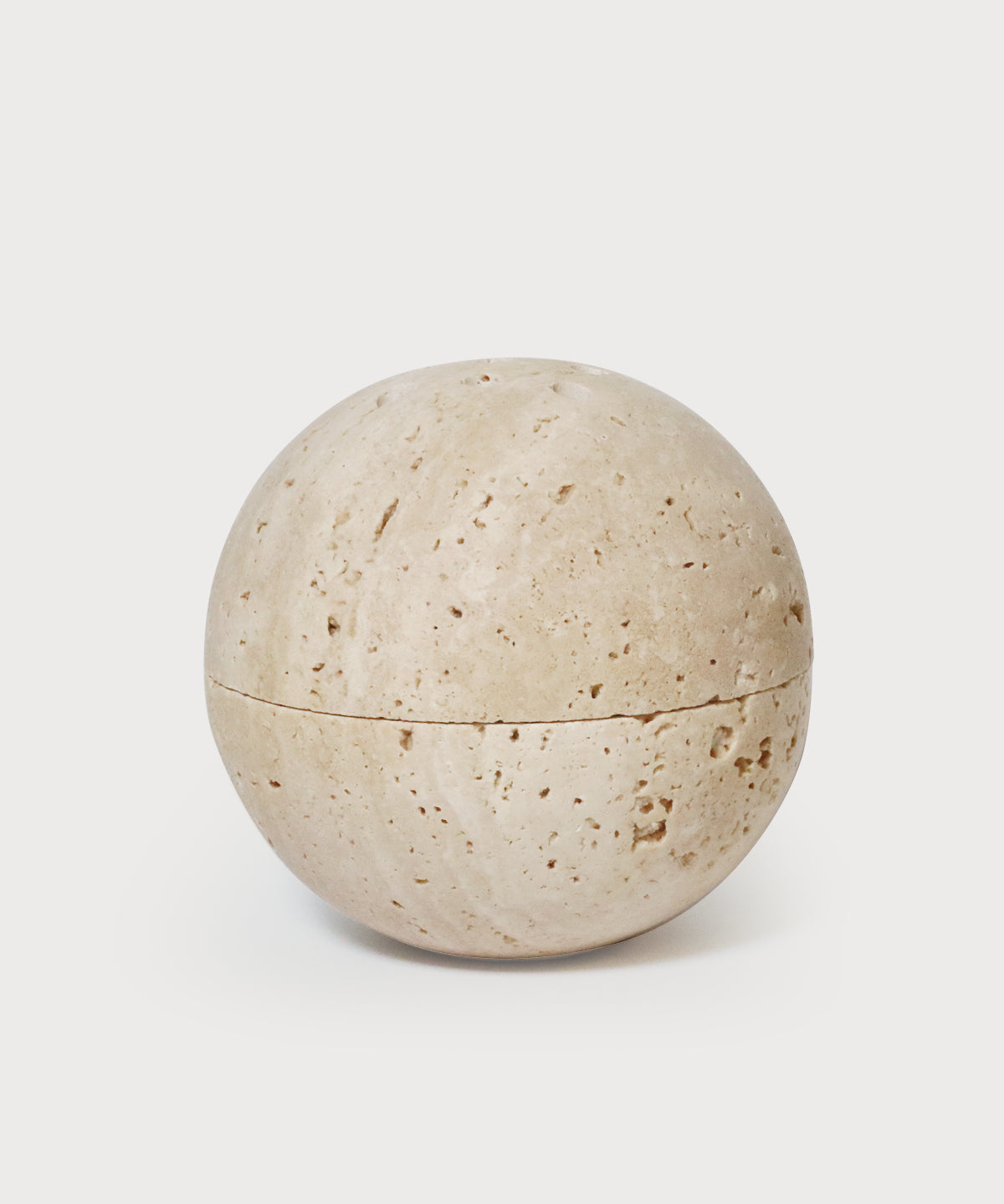 Beigefarbene Dormea Kugel von ProEnergetic mit natürlicher Steinstruktur auf hellem Hintergrund.