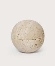 Beigefarbene Dormea Kugel von ProEnergetic mit natürlicher Steinstruktur auf hellem Hintergrund.