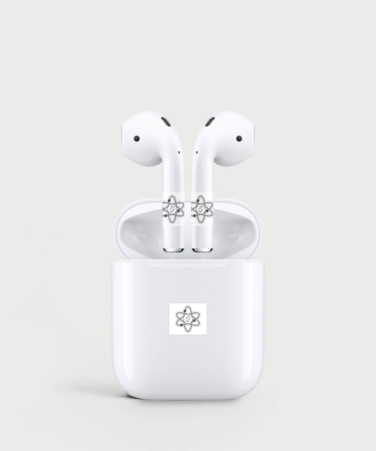 Weiße kabellose In-Ear-Kopfhörer im Ladecase. Auf den Kopfhörern und dem Case sind E-Protect-Audio-Aufkleber angebracht.