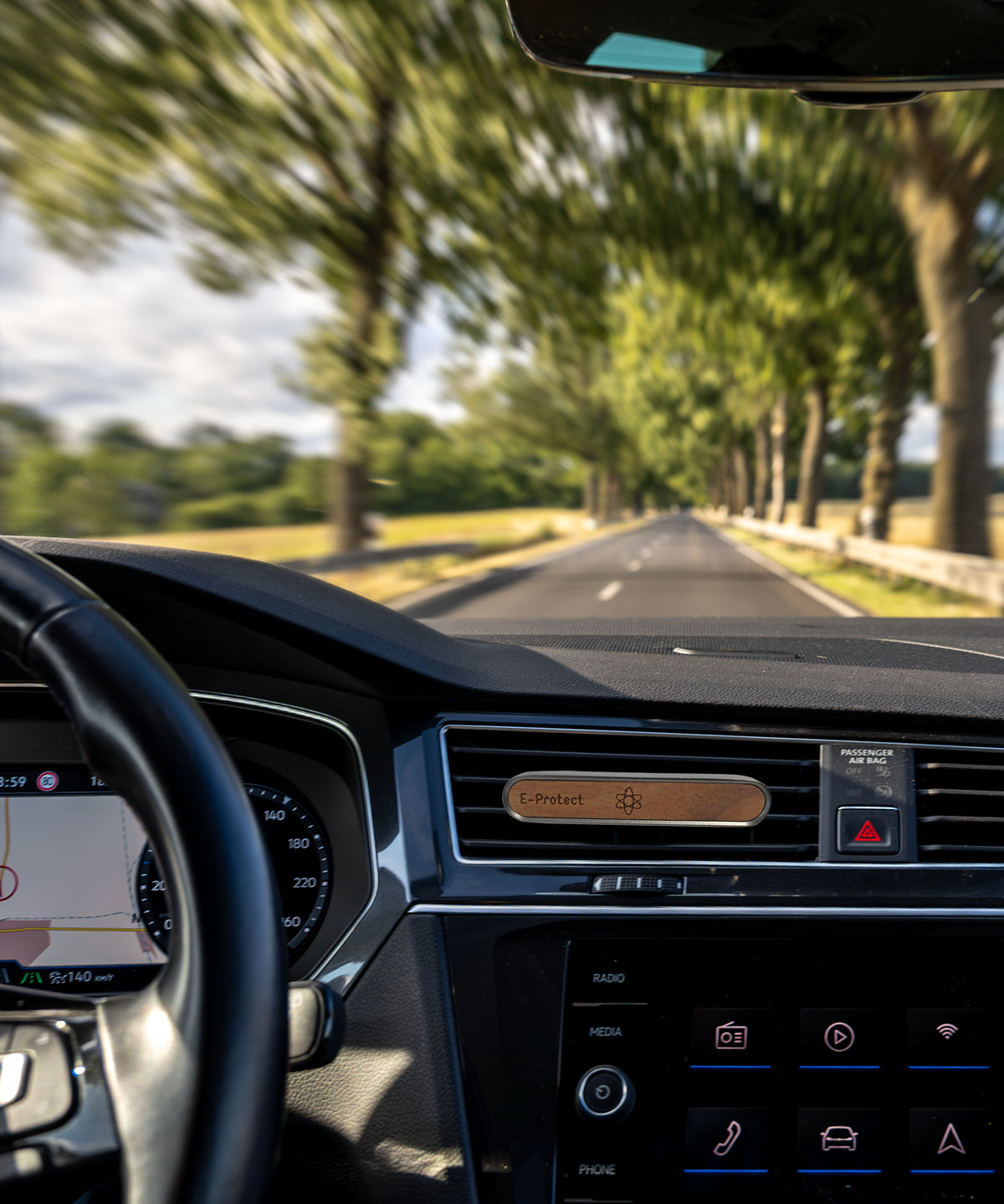 Innenansicht eines Autos während der Fahrt, ProEnergetic E-Protect Car sichtbar im Armaturenbrett über der Mittelkonsole angebracht