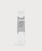 Weißes E-Protect Energyband mit silberfarbenem Metallelement und ProEnergetic Logo auf hellem Hintergrund