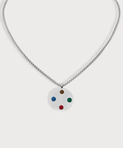 Silberfarbene E-Protect Necklace Halskette von ProEnergetic mit rundem Anhänger und vier farbigen Punkten auf hellem Hintergrund.