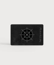 Schwarze effect card von ProEnergetic mit geometrischem Symbol und Schriftzug feel the energy auf hellem Hintergrund.