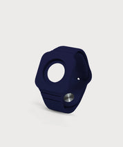 Eloop Band als dunkelblaues Silikonarmband mit rundem Einsatz und verstellbarem Verschluss auf hellem Hintergrund