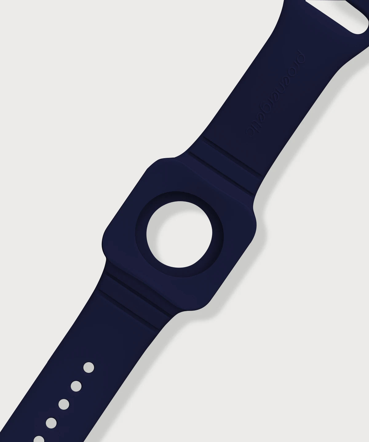 Detailansicht des Eloop Bands als dunkelblaues Silikonarmband mit rundem Einsatz und eingeprägtem Markenschriftzug auf hellem Hintergrund