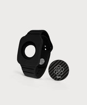 Modulares schwarzes Eloop Band mit einem austauschbaren Carbon-Chip mit der Variante "Move" auf hellem Hintergrund.