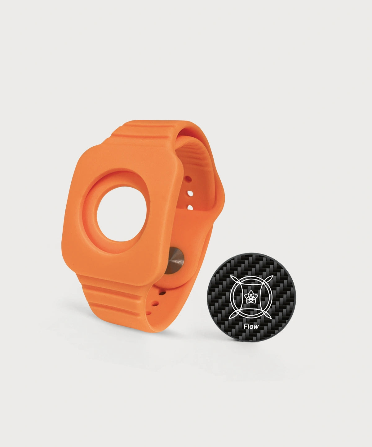 Modulares orangefarbenes Eloop Band mit einem austauschbaren Carbon-Chip mit der Variante "Flow" auf hellem Hintergrund.
