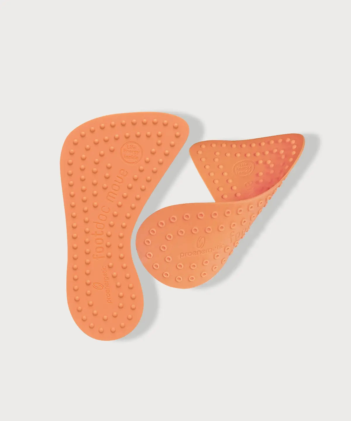 Zwei orangefarbene Footdoc Insoles MOVE | BALANCE Einlegesohlen aus flexiblem Material mit ergonomischer Form und genoppter Oberfläche; eine Sohle liegt flach, die andere ist leicht gebogen und zeigt die Flexibilität.