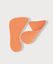 Zwei orangefarbene Footdoc Insoles MOVE | BALANCE Einlegesohlen aus flexiblem Material mit ergonomischer Form und genoppter Oberfläche; eine Sohle liegt flach, die andere ist leicht gebogen und zeigt die Flexibilität.