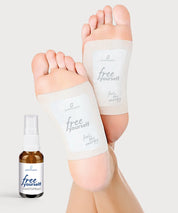 Zwei Fußsohlen mit aufgeklebten free yourself Footpads, daneben kleine Glasflasche free yourself Foot Spray.