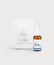 Verpacktes free yourself Fußpad neben kleiner Glasflasche free yourself Foot Spray von ProEnergetic mit weißem Sprühkopf.