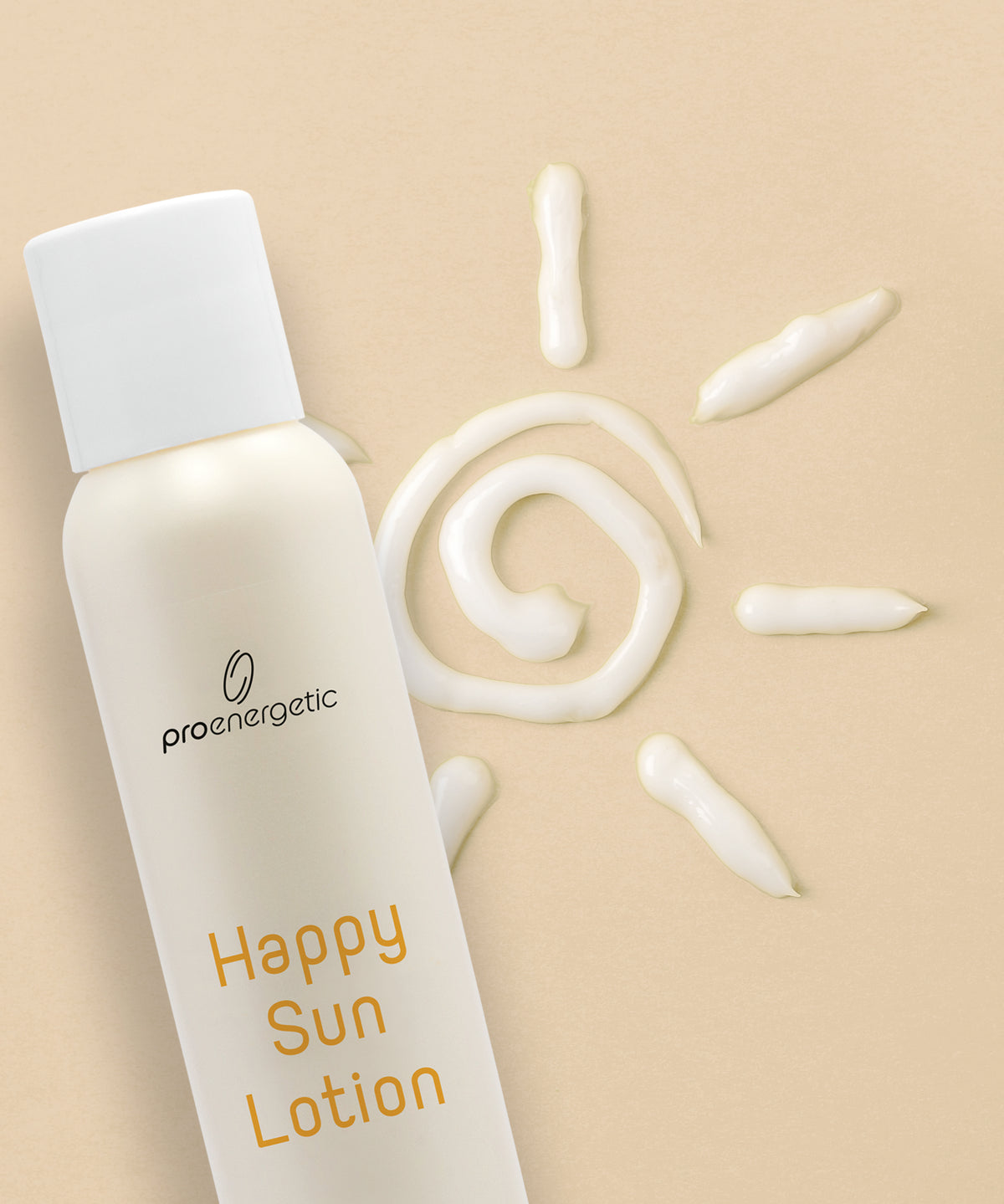 Happy Sun Lotion Flasche von ProEnergetic neben cremig aufgetragener Lotion in Form einer stilisierten Sonne auf der Haut – symbolische Darstellung von Schutz und sommerlicher Pflege.