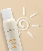 Happy Sun Lotion Flasche von ProEnergetic neben cremig aufgetragener Lotion in Form einer stilisierten Sonne auf der Haut – symbolische Darstellung von Schutz und sommerlicher Pflege.