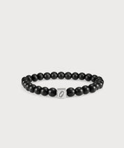 Schwarzes I AM Energy Armband mit matten Perlen und silberfarbenem Logoelement auf hellem Hintergrund