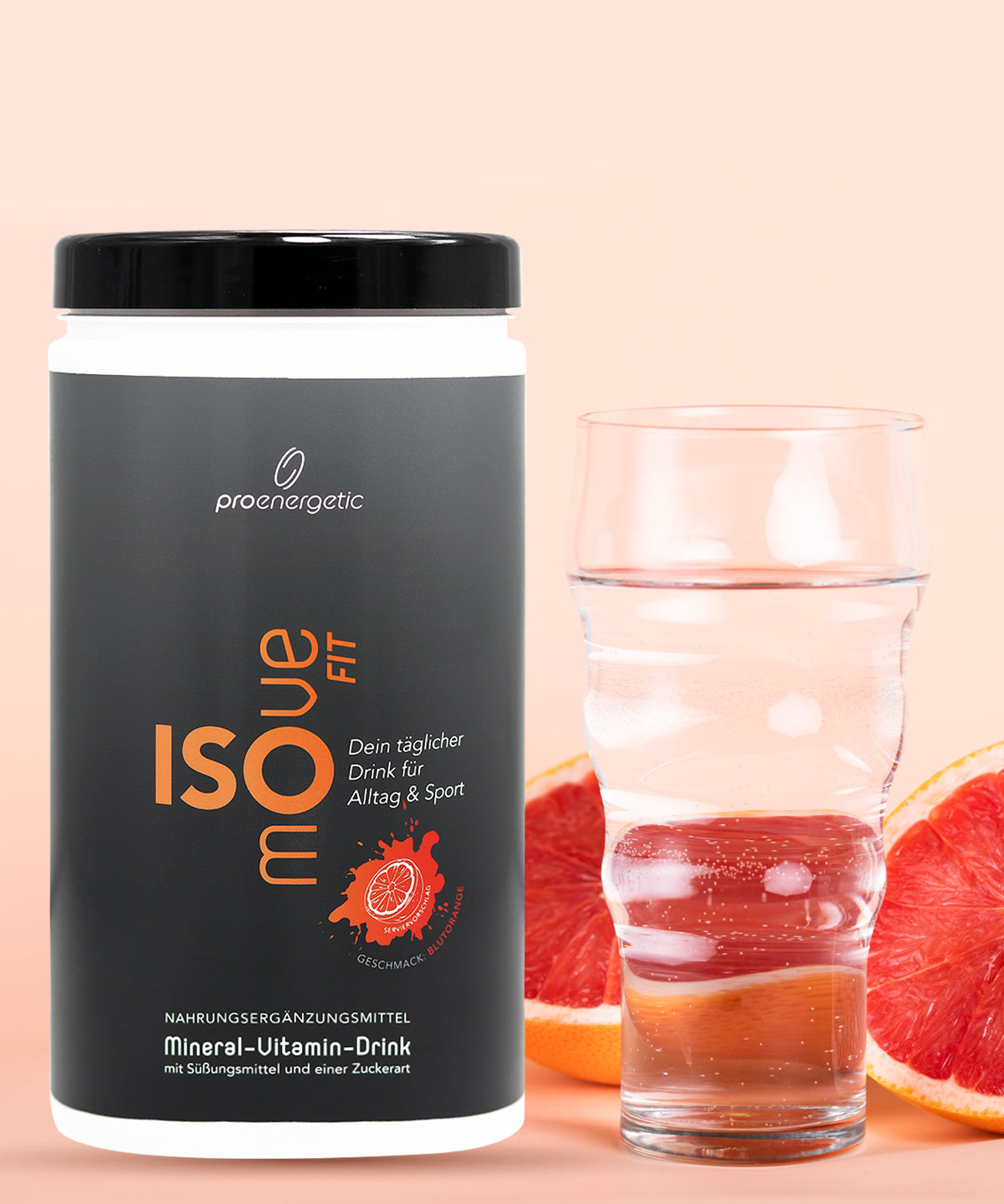 Produktdarstellung von ISOmove Fit von proenergetic: Schwarze Dose mit orangefarbenem Akzent steht neben einem Glas Wasser, daneben aufgeschnittene Blutorange auf hellem, warmem Hintergrund. Vermittelt Frische und die tägliche Anwendung als Mineral-Vitamin-Drink.