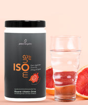 Produktdarstellung von ISOmove Fit von proenergetic: Schwarze Dose mit orangefarbenem Akzent steht neben einem Glas Wasser, daneben aufgeschnittene Blutorange auf hellem, warmem Hintergrund. Vermittelt Frische und die tägliche Anwendung als Mineral-Vitamin-Drink.