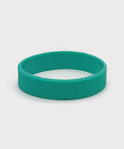 Türkises ProEnergetic Kids Band aus flexiblem Silikon mit glatter Oberfläche und dezent eingeprägtem Markenlogo auf neutralem Hintergrund