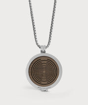 ProEnergetic KIER Protect Necklace mit rundem Anhänger, silberfarbener Kette, Metallfassung, Holzscheibe mit konzentrischem Linienmuster und Schriftzug ProEnergetic