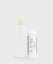 Geöffneter Lip Balm Stift von ProEnergetic mit sichtbarem Pflegekern neben weißer Schutzkappe.