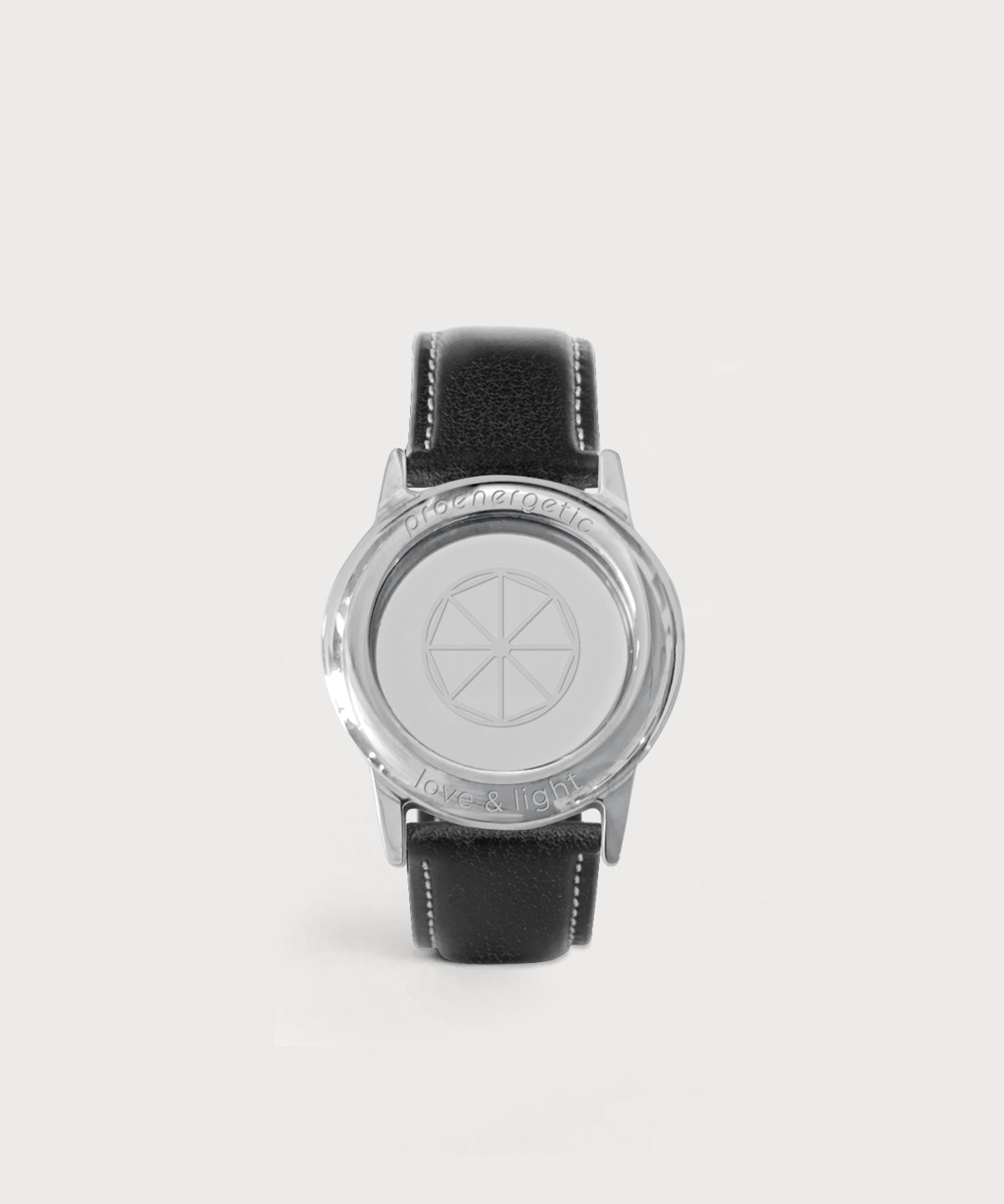 Armband mit schwarzem Lederband und silbernem Gehäuse, graviert mit proenergetic sowie Schriftzug love & light auf hellem Hintergrund.