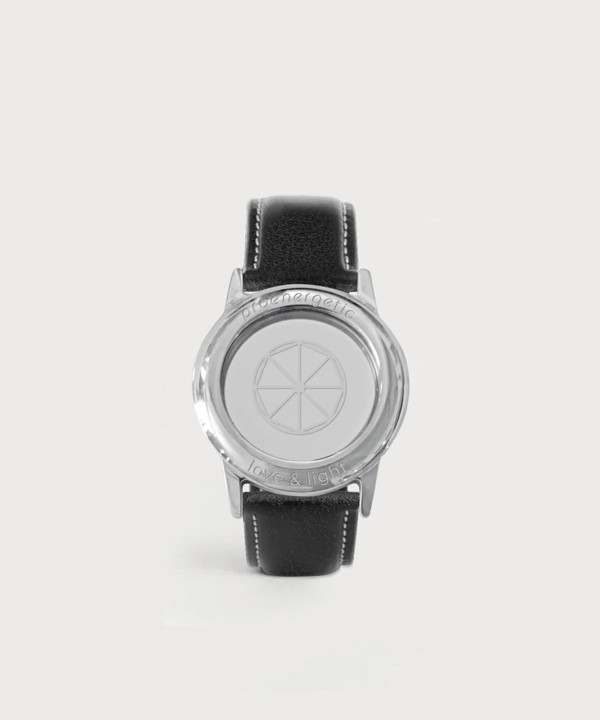 Armband mit schwarzem Lederband und silbernem Gehäuse, graviert mit proenergetic sowie Schriftzug love & light auf hellem Hintergrund.