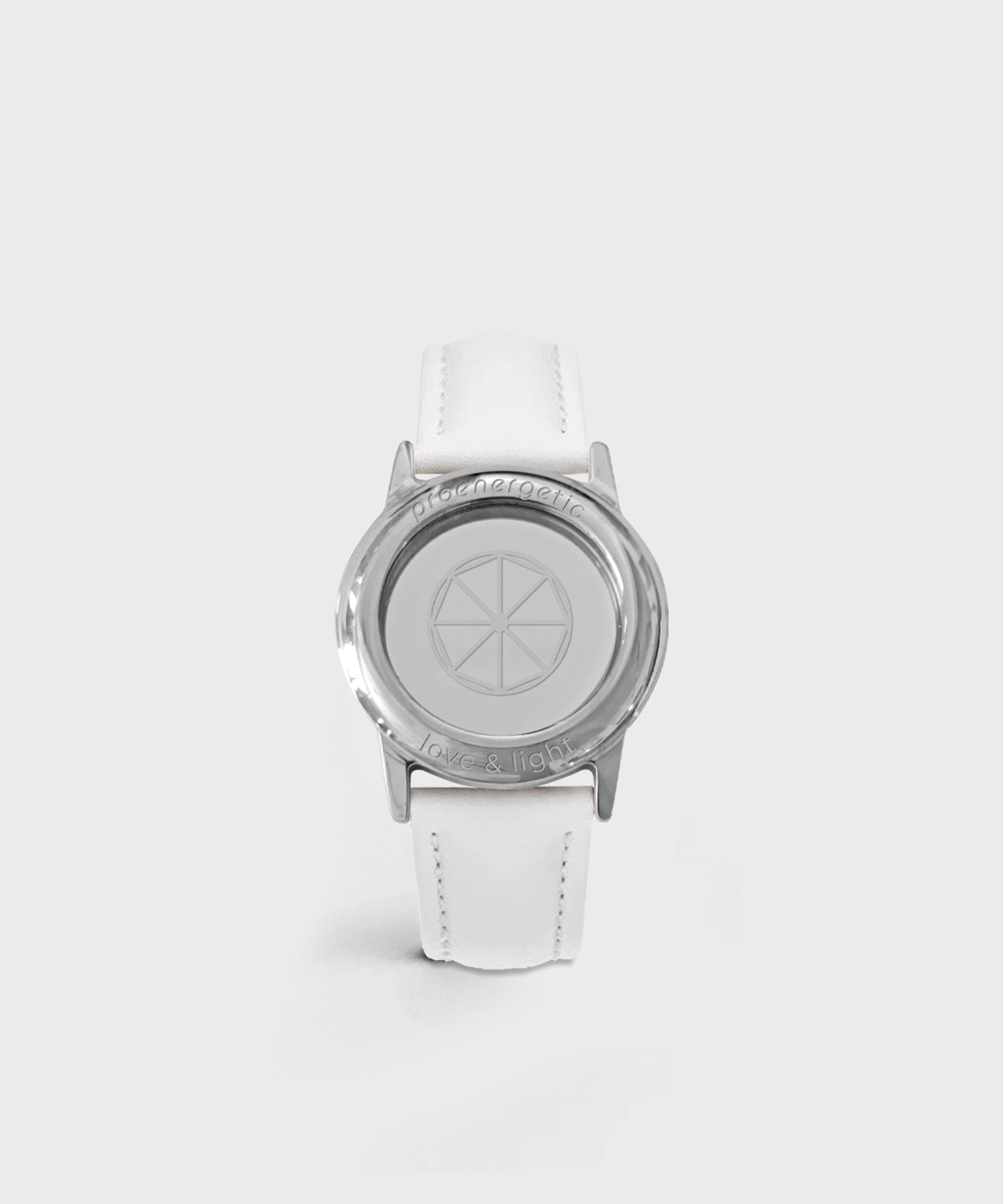 Armband mit weißem Lederband und silbernem Gehäuse, graviert mit proenergetic sowie Schriftzug love & light auf hellem Hintergrund.