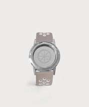 Armband mit beigefarbenem Band und silbernem Gehäuse, mit runden Applikationen am Armband sowie Gravur proenergetic und love & light auf hellem Hintergrund.