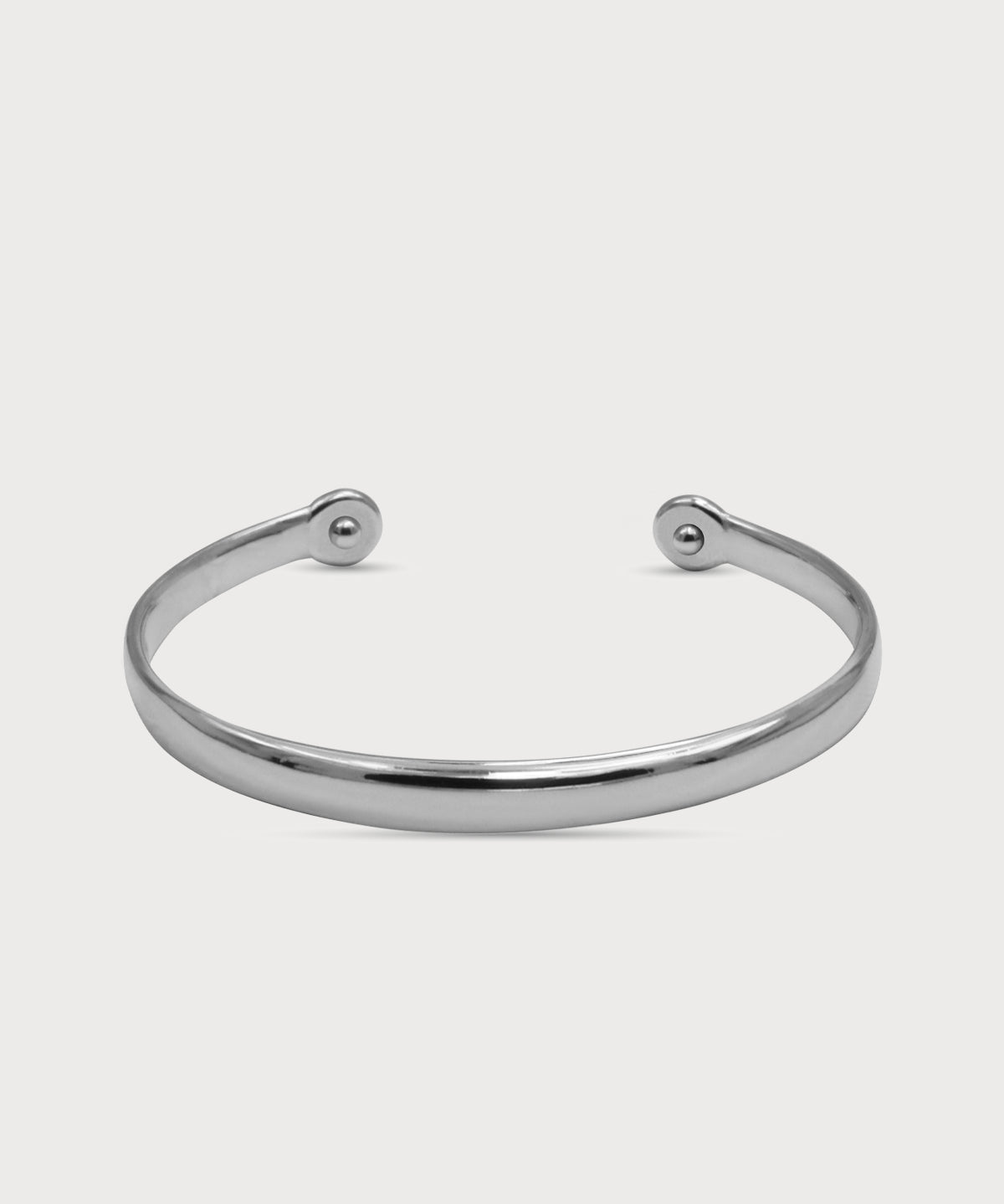 Silberner Lunara Cuff Armreif mit glatter polierter Oberfläche und offenem Design vor hellem Hintergrund