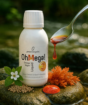 „OhMega! Omega-3 Liquid“ von proenergetic steht in natürlicher Umgebung auf einem Stein; daneben ein Löffel mit tropfender orangefarbener Flüssigkeit, umgeben von Pflanzen und Samen, symbolische Darstellung der veganen Inhaltsstoffe.