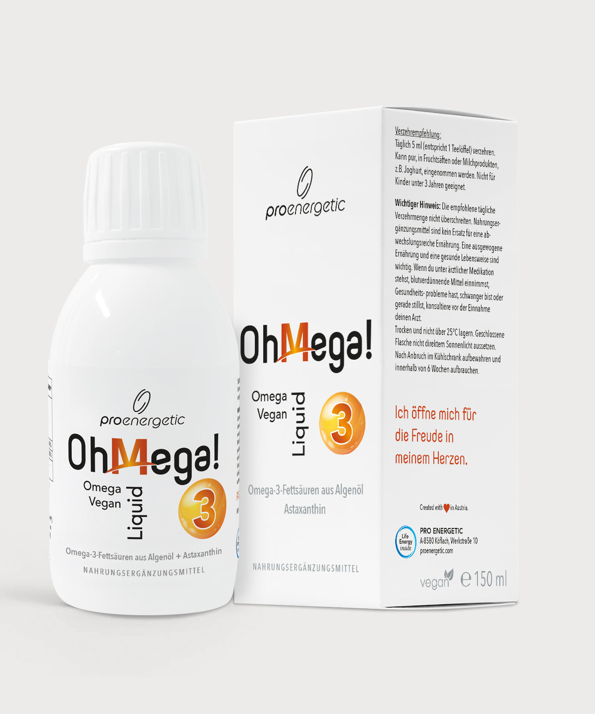 Weiße Flasche „OhMega! Omega 3 Liquid“ von proenergetic neben der passenden Produktverpackung, klares Studiofoto auf hellem Hintergrund, orangefarbenes „3“-Symbol und Hinweis „vegan“ auf dem Etikett sichtbar.