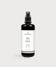 Schwarze Sprühflasche „Pet Care“ Aura Spray von proenergetic auf hellem Hintergrund. Minimalistisches Produktfoto mit weißem Etikett, Pfoten-Symbol und schwarzem Sprühkopf, frontal zentriert dargestellt.