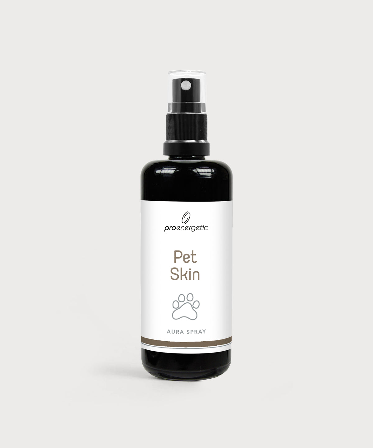 Schwarze Sprühflasche mit weißem Etikett „Pet Skin – Aura Spray“ von proenergetic vor hellem Hintergrund. Die Flasche hat einen Pumpsprüher und ein Pfoten-Symbol auf dem Label.
