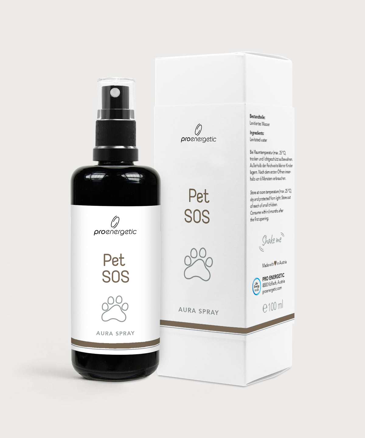 Schwarze Sprayflasche „Pet SOS“ Aura Spray von proenergetic neben weißer Produktverpackung vor hellem, neutralem Hintergrund. Weiße Etiketten mit Pfoten-Symbol und der Aufschrift „Pet SOS“, schwarzer Sprühkopf mit transparenter Schutzkappe; Verpackung mit seitlichem Informationstext.