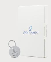 Silberner runder Pet Tag mit Schlüsselring und eingraviertem ProEnergetic-Logo vor weißer ProEnergetic-Verpackung.