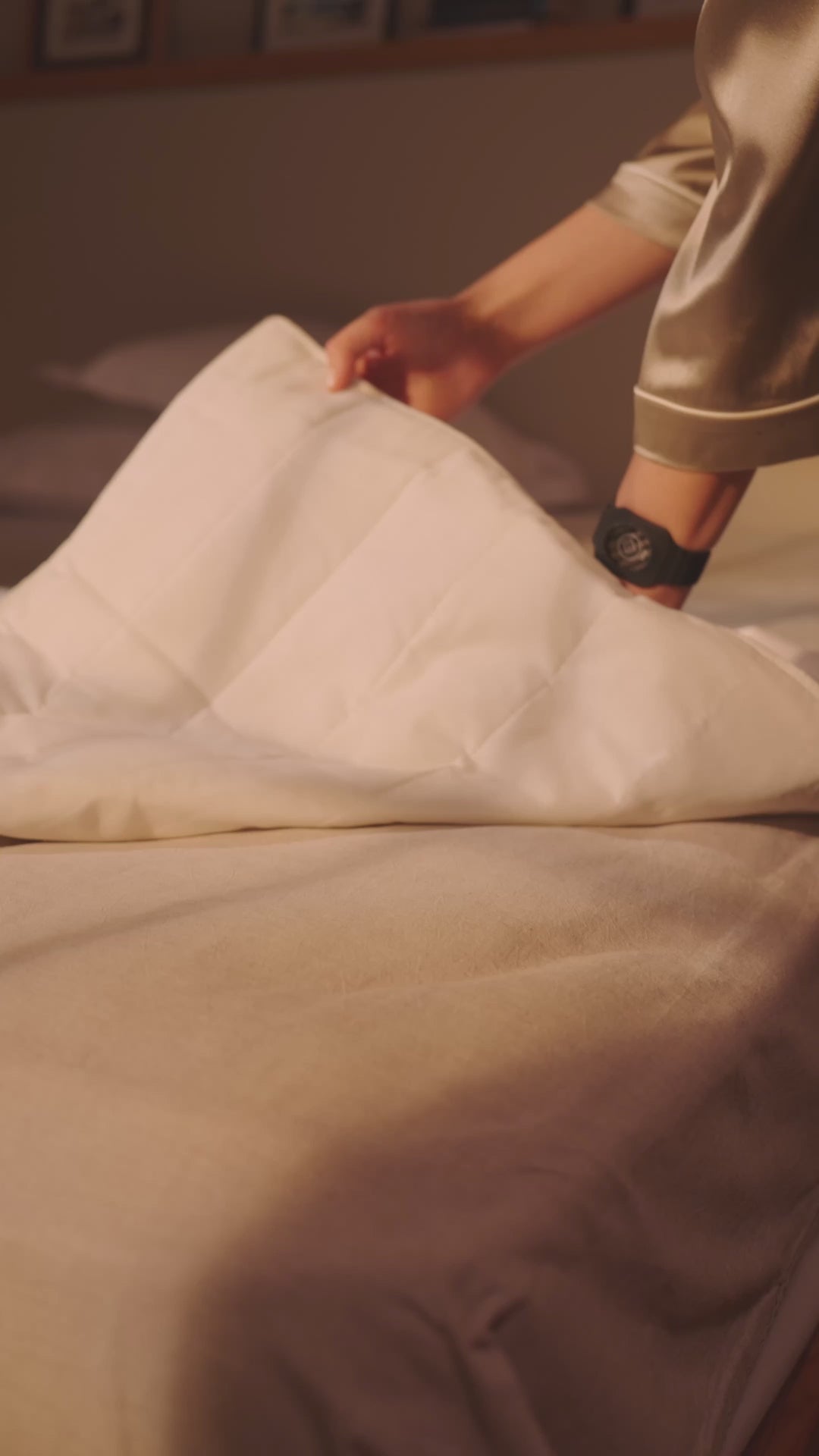 Person legt eine Grounding Sleep Mat unter das Bettlaken, verwendet ein Clearing Spray und legt sich anschließend in ein Bett, eine weitere Person schläft in einem separaten Bett