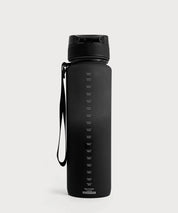 Pure Move Trinkflasche in schwarzer Ausführung mit seitlicher Trageschlaufe und aufgedruckter Füllstandsskala auf hellem Hintergrund