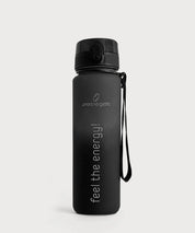 Pure Move Trinkflasche in schwarzer Ausführung mit Klappverschluss, Trageschlaufe und vertikalem Schriftzug auf hellem Hintergrund