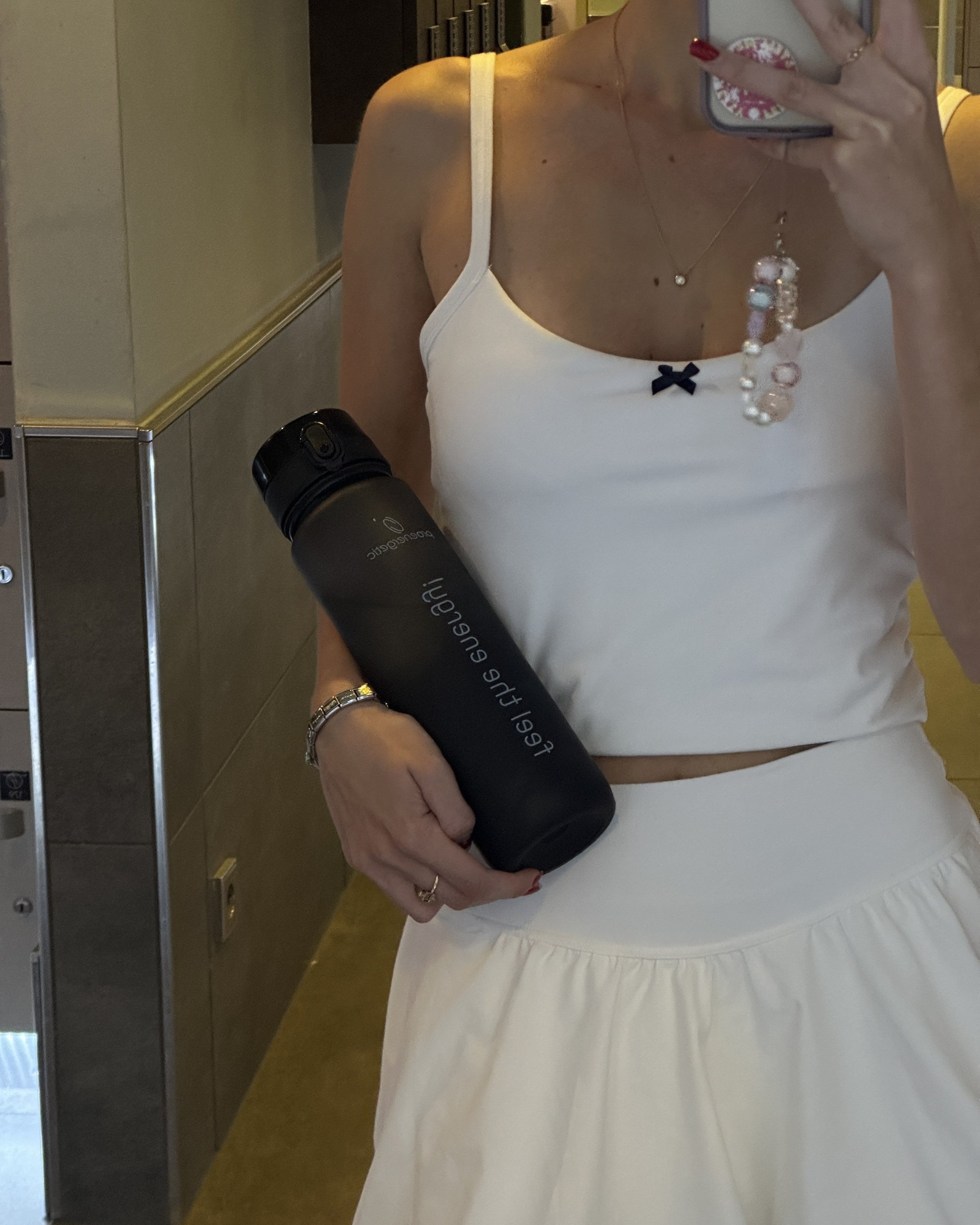 Frau macht Selfie und hält Pure Move Sport Trinkflasche in der Hand