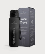 Pure Move Trinkflasche in schwarzer Ausführung mit Klappverschluss und Trageschlaufe, daneben graue Produktverpackung auf hellem Hintergrund