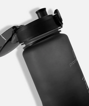 Detailansicht der Pure Move Trinkflasche mit geöffnetem Klappverschluss und sichtbarem Trinkmundstück vor hellem Hintergrund