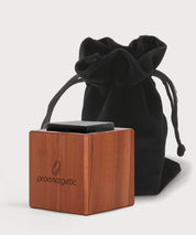 Holzwürfel mit ProEnergetic Logo und schwarzem Obsidian Stein vor schwarzem Stoffbeutel.